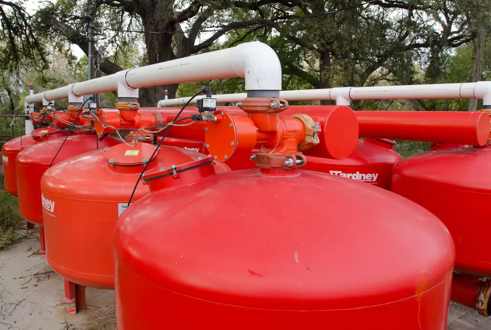Tanques de filtro de areia instalados em fazenda