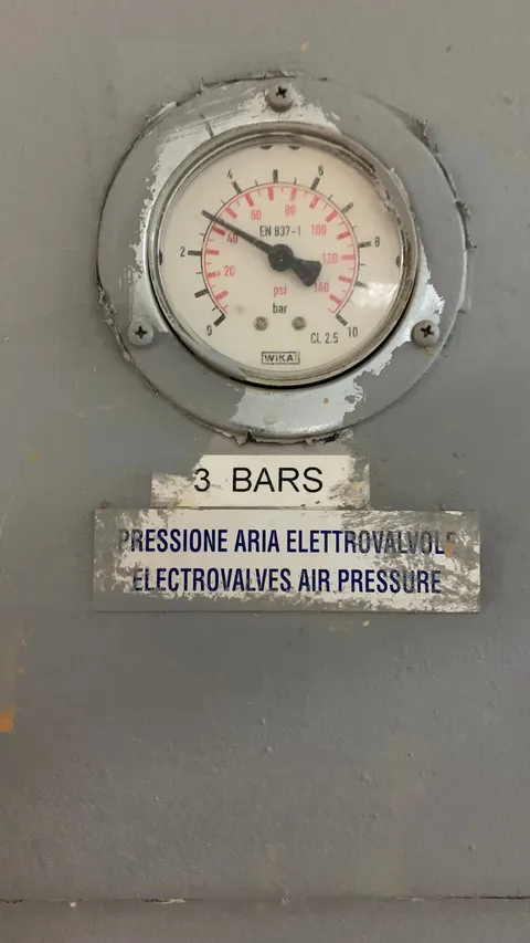 Manômetro marcando a pressão da linha