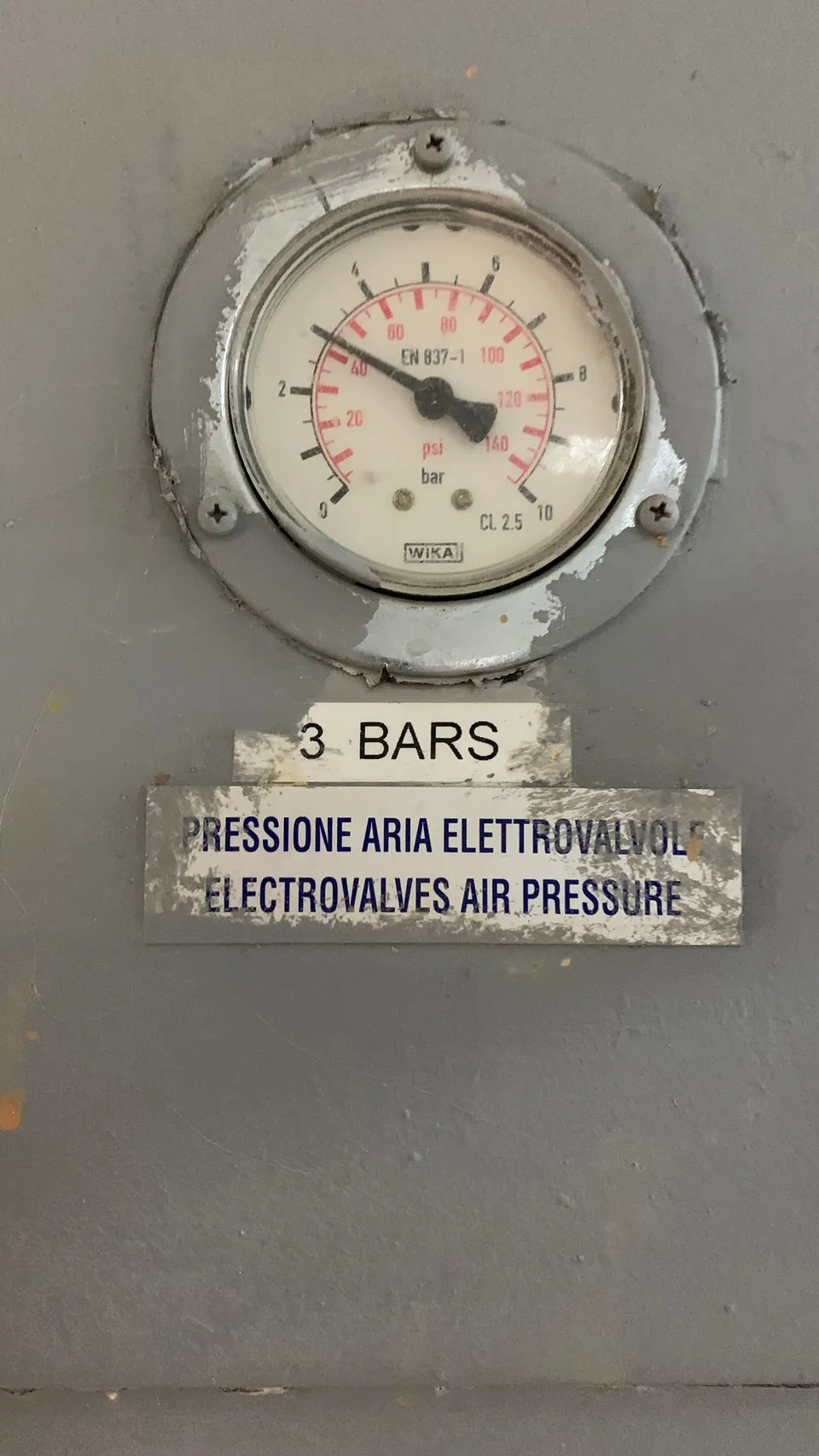 Manômetro marcando a pressão da linha
